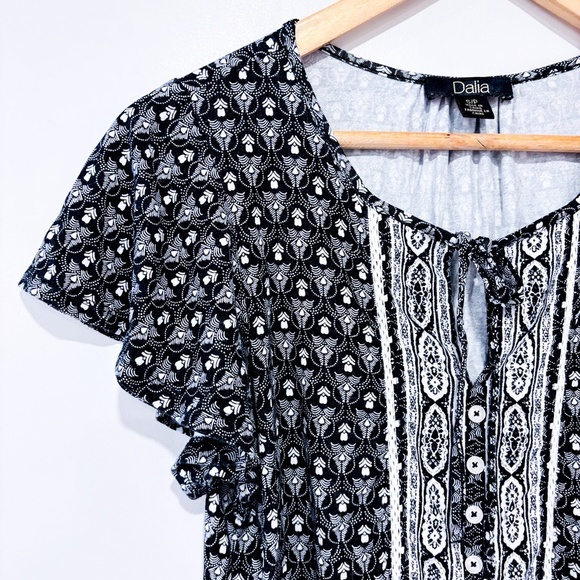 DALIA Black and white floral t-shirt - Picture 2 of 6